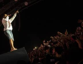 Kid Cudi zama nog na festiwalu Coachella! Zaliczy bardzo bolesny upadek ze sceny