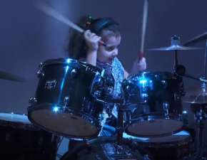 5-letnia fanka Van Halen wymiata na perkusji!