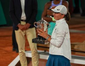 Iga witek zjada tiramisu z turniejowego trofeum Rolanda Garrosa FOTO
