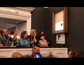 Obraz Banksyego zniszczony chwil po sprzedaniu na aukcji. W ramie ukryta bya niszczarka!