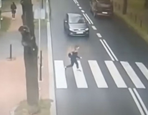 Nastolatka przeleciaa kilka metrw po jezdni! Szokujce nagranie z wypadku w Gliwicach WIDEO