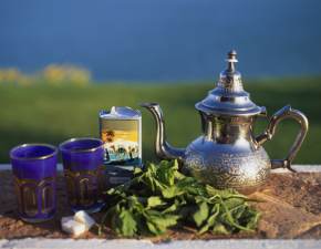Czy herbata jest eliksirem modoci? Wyniki bada mog zaskoczy