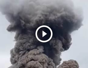 Erupcja wulkaniczna w Rosji! Wulkan Ebeko wyrzuca chmury popiou! WIDEO