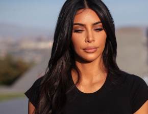 Kim Kardashian ubrana w pery. Sznur korali nie przykry wiele... FOTO