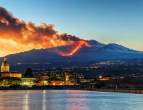 Etna znowu daje o sobie zna: rozpocza si erupcja! WIDEO