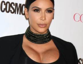 Kim Kardashian eksponuje wysportowan figur, stojc w oceanie. Gwiazda chwali si sylwetk ZDJCIA