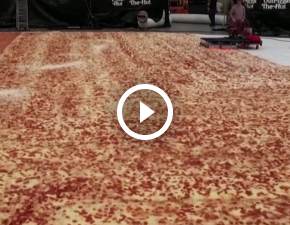 Oto najwiksza pizza na wiecie. Podzielono j na 68 tysicy kawakw! WIDEO 