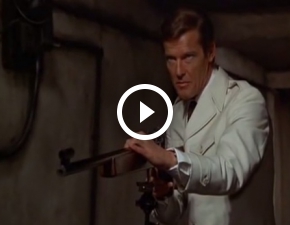 Roger Moore nie yje. Zobacz najlepsze sceny z Jamesa Bonda z jego udziaem!