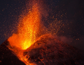 Wybuch wulkanu Etna we Woszech. Do sieci trafiy przeraajce nagrania 