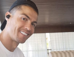 Cristiano Ronaldo w gstych loczkach. Nowa fryzura pikarza zaskakuje!