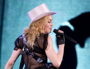 Madonna spada z krzesa na koncercie. Po chwili nadesza jeszcze wiksza wpadka WIDEO
