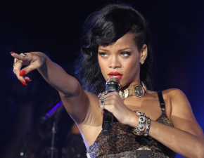 Rihanna wieci yrandolami w zmysowej bielinie. Gorca! ZDJCIA