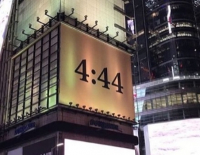 4:44. O co chodzi z tajemniczymi billboardami?
