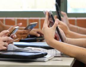 Uczniowie byli agresywni wobec nauczycieli. Ministerstwo zakazuje smartfonw i tabletw