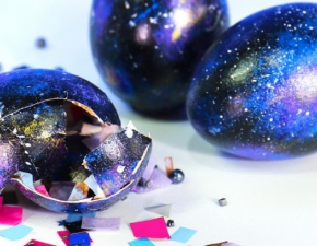 Wielkanoc: Kosmiczne jajka do koszyczka. Zobacz, jak zrobi pisanki z motywem galaxy!