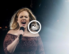 Adele nie uszanowaa ofiar Titanica? Na urodzinach z motywem filmu taczya w kamizelce ratunkowej