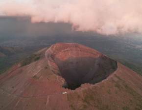 Amerykaski turysta wpad do krateru Wezuwiusza po zrobieniu sobie zdjcia