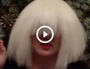 Kelly Clarkson jako Sia w halloweenowym coverze Chandelier