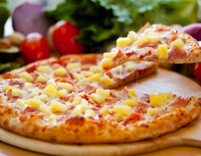 Pizza Hawajska nie pochodzi z Hawajw! Gdzie powstao to kontrowersyjne danie?