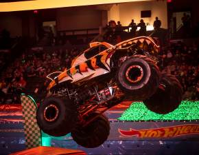 Hot Wheels Monster Trucks Live Glow Party rozwietli Atlas Aren w odzi!