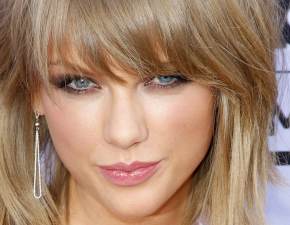 Taylor Swift zaliczya wpadk na koncercie i zaskoczya fanw swoj zaradnoci WIDEO