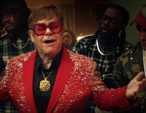 Elton John zosta raperem i reklamuje batony? WIDEO