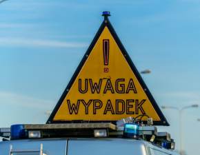 Wypadek z udziaem autobusu w Warszawie. Kobieta wyleciaa przez okno