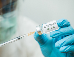 Rozwaane podanie czwartej dawki szczepionki przeciwko Covid-19. Kiedy i dlaczego? 