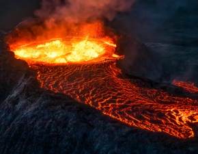 Erupcja wulkaniczna na Islandii. Zobacz wstrzsajce zdjcia i nagrania