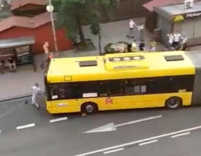 Kierowca autobusu wjecha w grup ludzi w Katowicach! Zgina 19-latka +18
