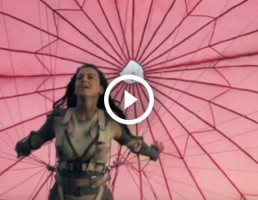 Katy Perry skacze ze spadochronem!