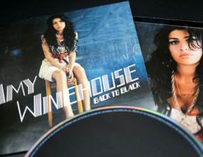 Rodzina Amy Winehouse oburzona. Muzeum niszczy cenne pamitki po zmarej artystce