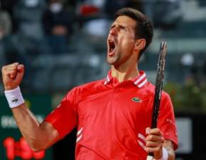 Novak Djokovi w australijskim areszcie! Gwiazda wiatowego tenisa oczekuje na rozpraw sdow. Powodem niezaszczepienie sportowca