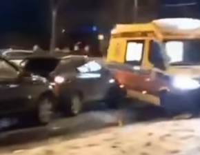 Trolejbus staranowa samochody i karetk. Nagy atak zimy w Lublinie FILMY