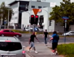 Kierowca warszawskiego autobusu uratowa modego chopaka przed pobiciem. Pikny gest WIDEO