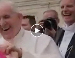 Ta dziewczynka skrada Papieowi Franciszkowi nie tylko serce! 