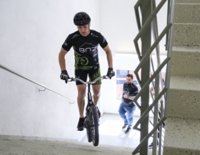 Krystian Herba ustanowi kolejny rekord! Wskoczy na rowerze na najwyszy wieowiec Estonii w 8 minut i 52 sekundy