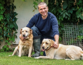 Marcin Dorociski odwiedza psich weteranw! Aktor zachca do wsparcia niezwykej inicjatywy