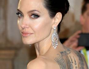 Zrobi Angelinie Jolie nowy tatua i natychmiast go ocenzurowa. Powd? FOTO