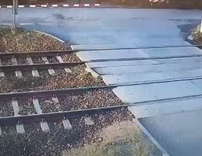 Tego nie rb na przejedzie kolejowym! Nagranie opublikowano ku przestrodze WIDEO