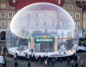Gigantyczna kula niena z restauracj McDonalds w rodku stana w centrum Lublina