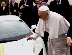 Papie wylicytowa swoje Lamborghini! Gdzie trafi pienidze ze sprzeday?