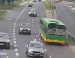 Pozna: Wjechaa autobusem miejskim pod prd na trzypasmow drog WIDEO