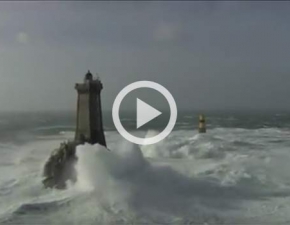 Latarnia morska w Bretanii, czyli pieko sztormowego morza. Zobacz film!