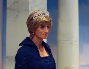 Wyglda dokadnie jak ksina Diana? Elizabeth Debicki w roli Lady Di. Zdjcia z serialu The Crown ZDJCIA