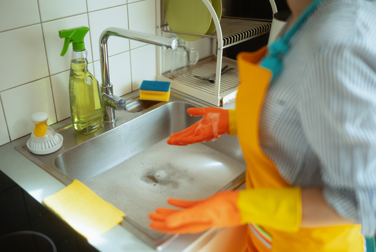 Wsypuję do odpływu i zalewam ciepłą wodą. Skuteczna metoda na zatkany zlew