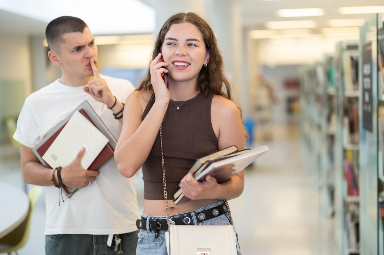 Dlaczego mówisz głośniej niż inni? Psychologowie wskazują na jedną cechę charakteru