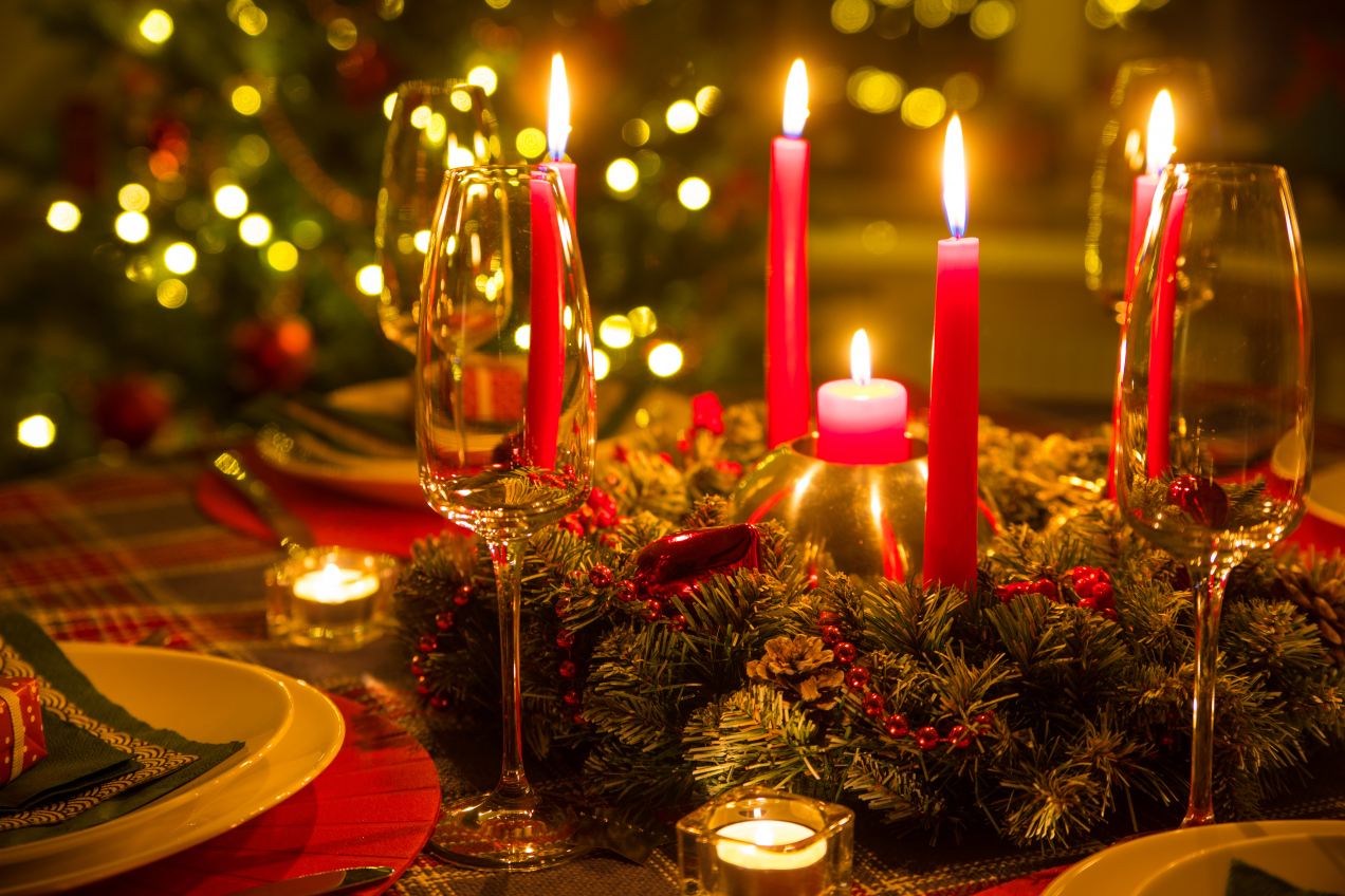 Jak usunąć wosk z obrusu? Te proste metody działają cuda