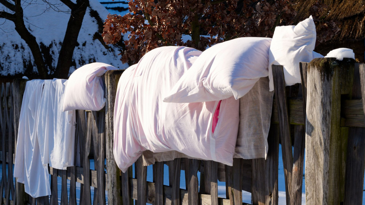 Zrób to z pościelą w mroźny dzień. Działa lepiej niż pralka