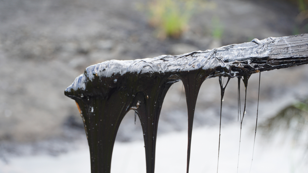 Zamiast wody – czarna maź. To jezioro to naturalne złoże asfaltu!